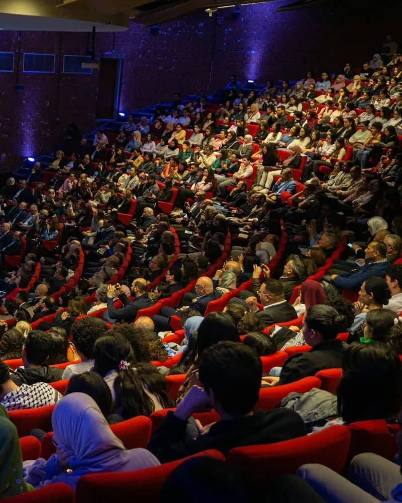 Plateia lotada em um auditório durante um evento corporativo